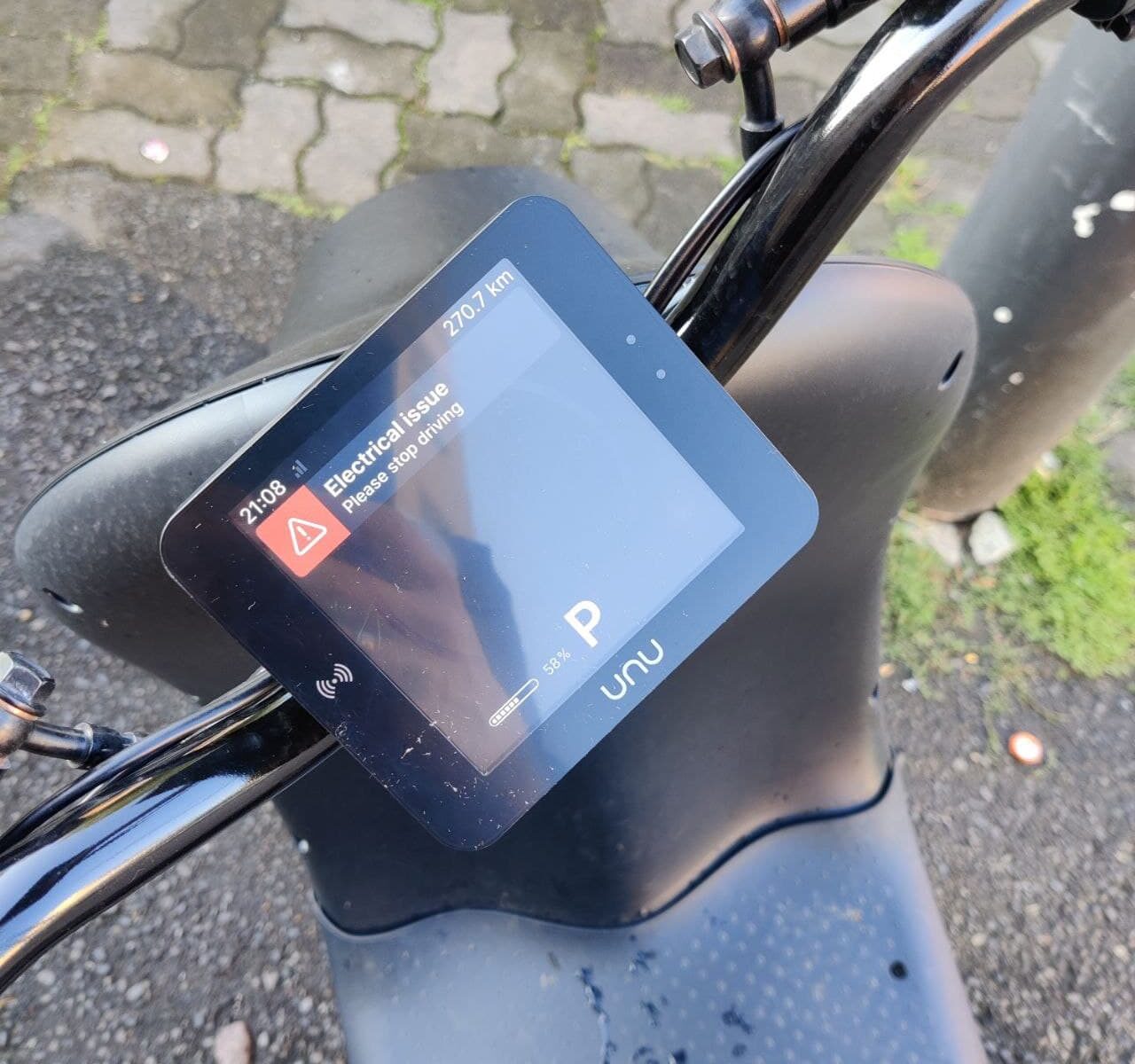 unu Scooter mit Fehlermeldung